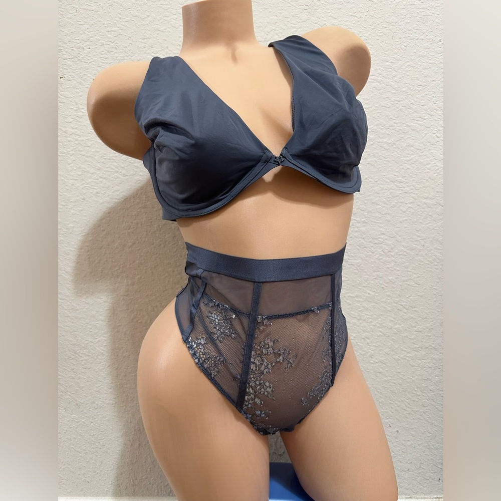 38dd,M Victoria Secret bra set